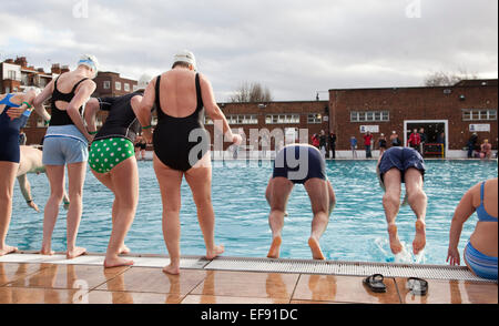 Rund 300 Schwimmer nahmen an der 4. jährlichen Outdoor Swimming Gesellschaft Dezember Bad im Parlament Hill Lido, Hampstead Heath, London, England, UK Stockfoto