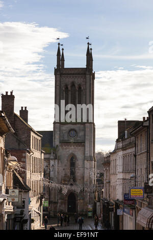 Blick auf Ironmonger Straße auf das jetzt entweiht ehemalige Kirche von St. Michael, Stamford. Stockfoto