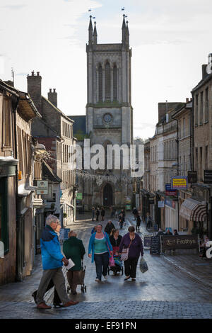 Blick auf Ironmonger Straße auf das jetzt entweiht ehemalige Kirche von St. Michael, Stamford. Stockfoto