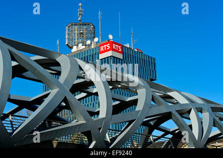 Turm der Schweizer öffentlichen Sender Radio Télévision Suisse, hinter der Brücke Hans Wilsdorf, Genf, Schweiz Stockfoto