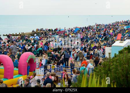 Menschenmassen am Strand von Eastbourne Airshow. East Sussex. England Stockfoto