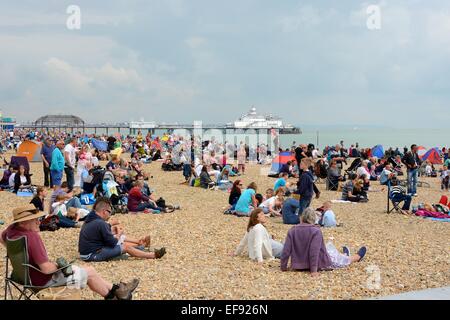 Menschenmassen am Strand von Eastbourne Airshow. East Sussex. England Stockfoto