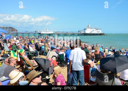 Menschenmassen am Strand von Eastbourne Airshow. East Sussex. England Stockfoto