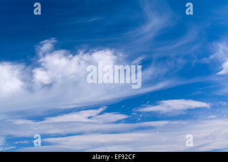 Cirruswolken vor blauem Himmel, UK. Stockfoto