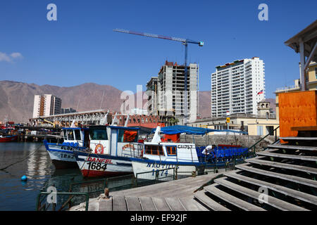 Angelboote/Fischerboote im Hafen, Turm sperren im Bau hinter Iquique, Region I, Chile Stockfoto