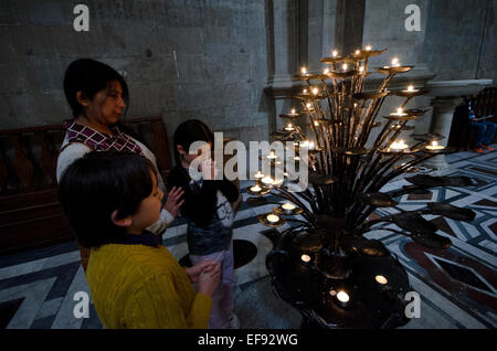 Mutter mit Kindern beten in Florenz Kathedrale Stockfoto