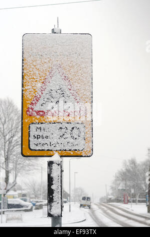 North East Derbyshire, UK. 29. Januar 2015. UK-Wetter: Schwere Schnee und Blizzard Bedingungen fegte über Derbyshire verursacht Reisechaos, innerhalb einer Stunde Straßen wurden gesperrt und Fahrzeuge verlassen am Straßenrand. Mehr Schnee wird später heute prognostiziert. Bildnachweis: IFIMAGE/Alamy Live-Nachrichten Stockfoto