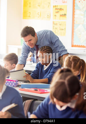 Lehrer mit seinen Schülern im Klassenzimmer Stockfoto