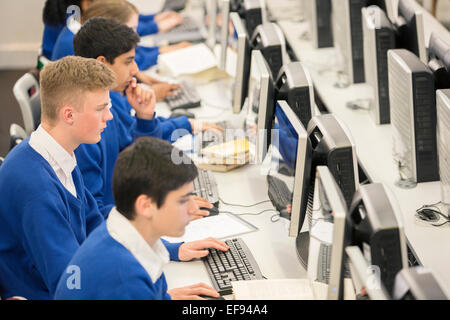 Jugendlichen Studenten mit dem Computer im Computerraum Stockfoto