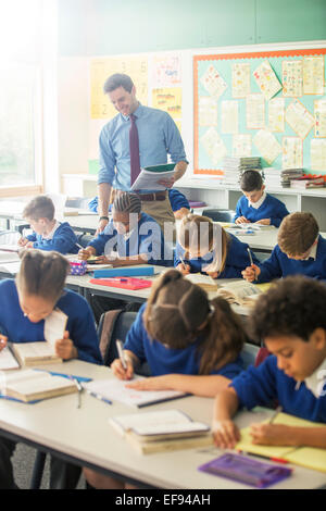 Grundschulkinder im Klassenzimmer während der Lektion Stockfoto