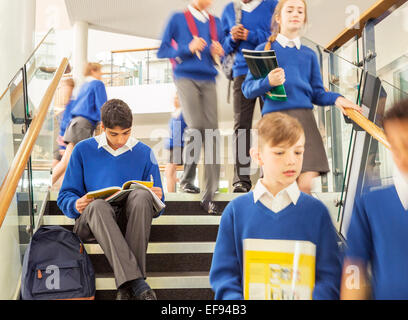 Studenten im Flur während der Pause in der High school Stockfoto