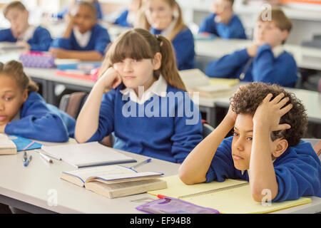 Grundschulkinder gelangweilt im Klassenzimmer Stockfoto