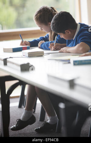 Schüler lernen im Klassenzimmer Stockfoto