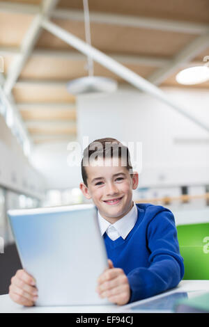 Porträt von lächelnden Schuljunge mit TabletPC Stockfoto