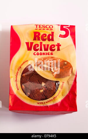 Packung mit 5 Tesco Red Velvet Cookies auf weißem Hintergrund - White Chocolate Chip Cookies mit weißer Schokolade befüllen Stockfoto