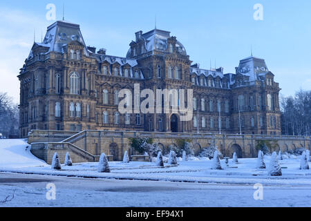 Winterschnee im Bowes Museum, Barnard Castle in County Durham, Großbritannien Stockfoto