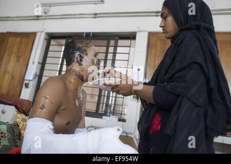 Dhaka, Bangladesch. 29. Januar 2015. Brandstiftung-Opfer kämpft um Leben in Dhaka Medical College Hospital (DMCH). Zweiundvierzig mehr Opfer mit unterschiedlichem Grad der Verletzungen sind jetzt Behandlung in Dhaka Medical College Hospital (DMCH) statt. Da beginnt der Blockade von gestorben 4. Januar 35 Menschen durch politische Gewalterfahrungen und 19 von ihnen durch Brandstiftung. Bildnachweis: Zakir Hossain Chowdhury/ZUMA Draht/Alamy Live-Nachrichten Stockfoto