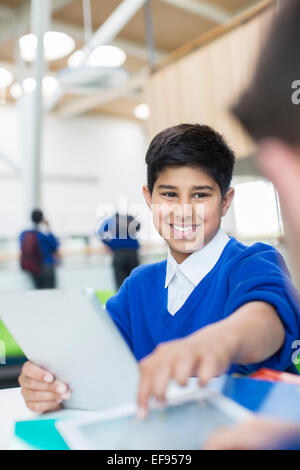 Grundschule junge mit digital-Tablette Stockfoto