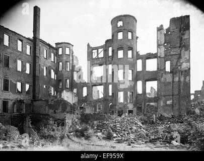 Das Foto vom berühmten Fotografen Richard Peter sen zeigt die Ruinen der graphischen Gebäude in der Lindenaustraße Nr. 11. Das Foto wurde nach 17. September 1945. Vor allem die alliierten Luftangriffe zwischen dem 13. und 14. Februar 1945 führte zu umfangreichen Zerstörungen der Stadt.  Foto: Deutsche Fotothek / Richard Peter sen - kein Draht-SERVICE Stockfoto