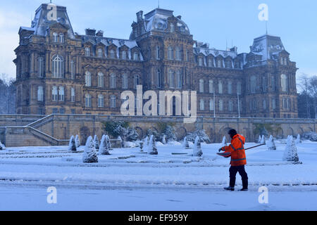 Des Rates Arbeiter clearing Zugangswege Schnee am Bowes Museum, Barnard Castle in County Durham, Großbritannien Stockfoto