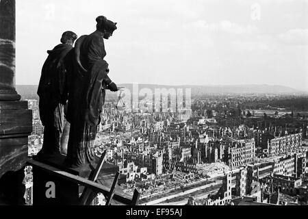 Blick vom Rathausturm mit Blick auf die zerstörte Innenstadt Dresdens. Auf der linken Seite die allegorische Figuren, die "Gerechtigkeit" und "Wahrheit". Datum unbekannt (1945-1950). Foto: Deutsche Fotothek / Richard Peter jun. - kein Draht-SERVICE – Stockfoto