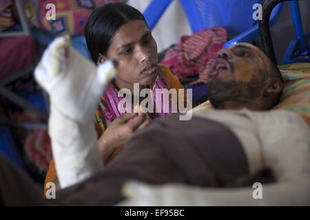 Dhaka, Bangladesch. 29. Januar 2015. Brandstiftung-Opfer kämpft um Leben in Dhaka Medical College Hospital (DMCH). Zweiundvierzig mehr Opfer mit unterschiedlichem Grad der Verletzungen sind jetzt Behandlung in Dhaka Medical College Hospital (DMCH) statt. Da beginnt der Blockade von gestorben 4. Januar 35 Menschen durch politische Gewalterfahrungen und 19 von ihnen durch Brandstiftung. Bildnachweis: Zakir Hossain Chowdhury/ZUMA Draht/Alamy Live-Nachrichten Stockfoto