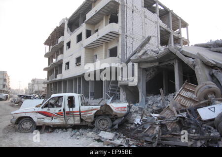 Zerstörte Autos, Häuser und Geröll dominieren die einsamen Straßen in der Stadt Kobane, Syrien, 28. Januar 2015. Kurdische Kämpfer haben es geschafft, die Kräfte des sogenannten IS, islamischen Staat aus der Stadt Kobane zurückzudrängen.  Raketen und Kampfhandlungen, jedoch haben viele Zivilisten getötet und Kobane völlig am Boden zerstört. Foto: Jan Kuhlmann/dpa Stockfoto