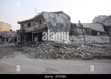 Zerstörte Häuser und Geröll dominieren die einsamen Straßen in der Stadt Kobane, Syrien, 28. Januar 2015. Kurdische Kämpfer haben es geschafft, die Kräfte des sogenannten IS, islamischen Staat aus der Stadt Kobane zurückzudrängen.  Raketen und Kampfhandlungen, jedoch haben viele Zivilisten getötet und Kobane völlig am Boden zerstört. Foto: Jan Kuhlmann/dpa Stockfoto