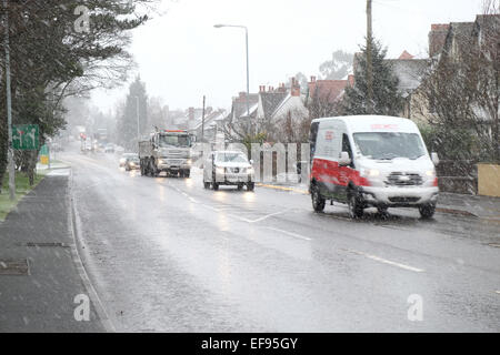 Starke Schneeschauer machen das Autofahren gefährlich in den East Midlands. Stockfoto