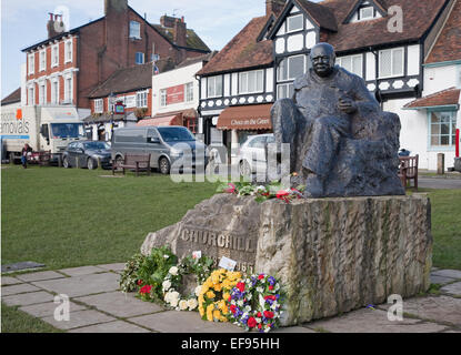 UK-Wetter: Winston Churchills Statue wo Kränze niedergelegt wurden, zu seinem Tod vor 50 Jahren erinnern Stockfoto