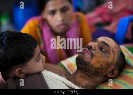 Dhaka, Bangladesch. 29. Januar 2015. Sohn eines Opfers Brandstiftung in der Nähe seiner hatte Bett in Dhaka Medical College Hospital (DMCH). Zweiundvierzig mehr Opfer mit unterschiedlichem Grad der Verletzungen sind jetzt Behandlung in Dhaka Medical College Hospital (DMCH) statt. Da beginnt der Blockade von gestorben 4. Januar 35 Menschen durch politische Gewalterfahrungen und 19 von ihnen durch Brandstiftung. Bildnachweis: Zakir Hossain Chowdhury Zakir/Alamy Live-Nachrichten Stockfoto