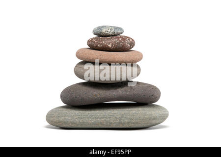Stein-Cairn aus einer Vielzahl von bunten Lake Superior Felsen gemacht.  Studio gedreht isoliert auf weiss. Stockfoto