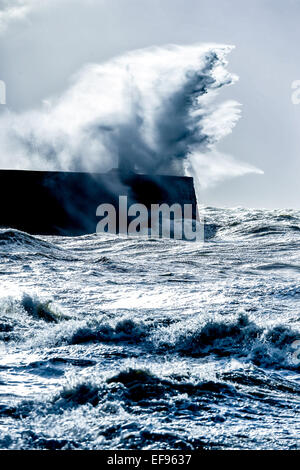 Aberystwyth, Wales, UK. 29. Januar 2015. UK-Wetter: High Wind und Gezeiten bringen stürmischer See, Meer-Verteidigung in Aberystwyth an der Westküste von Wales Teig. Viel des Vereinigten Königreichs wurde durch die winterliche Kälte heute mit starkem Schneefall verursacht Störungen von Transport und Verkehr in vielen Orten und "gelbe Warnungen" für Schnee und Eis so weit im Süden westlich von England beeinflusst. Stockfoto