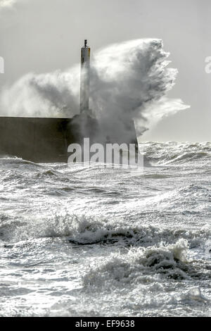 Aberystwyth, Wales, UK. 29. Januar 2015. UK-Wetter: High Wind und Gezeiten bringen stürmischer See, Meer-Verteidigung in Aberystwyth an der Westküste von Wales Teig. Viel des Vereinigten Königreichs wurde durch die winterliche Kälte heute mit starkem Schneefall verursacht Störungen von Transport und Verkehr in vielen Orten und "gelbe Warnungen" für Schnee und Eis so weit im Süden westlich von England beeinflusst. Stockfoto