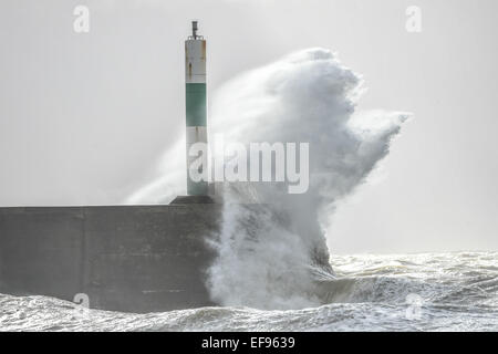 Aberystwyth, Wales, UK. 29. Januar 2015. UK-Wetter: High Wind und Gezeiten bringen stürmischer See, Meer-Verteidigung in Aberystwyth an der Westküste von Wales Teig. Viel des Vereinigten Königreichs wurde durch die winterliche Kälte heute mit starkem Schneefall verursacht Störungen von Transport und Verkehr in vielen Orten und "gelbe Warnungen" für Schnee und Eis so weit im Süden westlich von England beeinflusst. Stockfoto