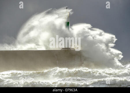 Aberystwyth, Wales, UK. 29. Januar 2015. UK-Wetter: High Wind und Gezeiten bringen stürmischer See, Meer-Verteidigung in Aberystwyth an der Westküste von Wales Teig. Viel des Vereinigten Königreichs wurde durch die winterliche Kälte heute mit starkem Schneefall verursacht Störungen von Transport und Verkehr in vielen Orten und "gelbe Warnungen" für Schnee und Eis so weit im Süden westlich von England beeinflusst. Stockfoto