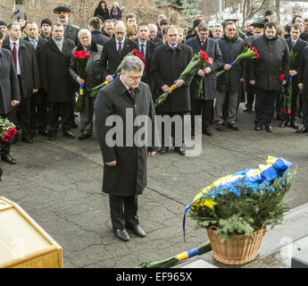 29. Januar 2015 - wohnten Präsidenten Poroshenko, 29. Januar 2015, der Zeremonie auf Helden, junge Kerle, die an diesem Tag im Jahre 1918 in der Nähe der Station auf Tschernihiw Region trat in einem ungleichen Kampf mit den Bolschewiki und starb einen heldenhaften Tod für die Ukrainische Volksrepublik... Der Präsident legte Blumen am Denkmal überqueren die Helden auf Askold Grab in Kiew, wo der Teil der Opfer umgebettet. Gemeinsam mit den Teilnehmern der Zeremonie würdigte der Präsident der gefallenen Minute des Schweigens. (Kredit-Bild: © Igor Golovniov/ZUMA Draht) Stockfoto