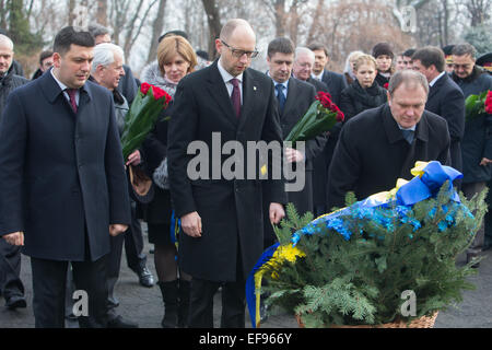 Volodymyr Hrojsman (L) und Arseniy Yatsenyuk (2 L) besuchen eine Zeremonie der "Helden der Schlacht von auf" in Kiew, Ukraine 29. Januar 2015 zu Ehren. Die Schlacht auf fand am 29. Januar 1918. Foto: Jan A. Nicolas/dpa Stockfoto