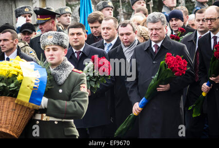 Kiew, Ukraine. 29. Januar 2015. Präsident Poroshenko, 29. Januar 2015, nahmen an der Zeremonie auf Helden, junge Kerle, die an diesem Tag im Jahre 1918 in der Nähe der Station auf Tschernihiw Region trat in einem ungleichen Kampf mit den Bolschewiki und starb einen heldenhaften Tod für die Ukrainische Volksrepublik. Der Präsident legte Blumen am Denkmal überqueren die Helden auf Askold Grab in Kiew, wo der Teil der Opfer umgebettet. Gemeinsam mit den Teilnehmern der Zeremonie würdigte der Präsident der gefallenen Minute des Schweigens. Bildnachweis: Igor Golovnov/Alamy Live-Nachrichten Stockfoto