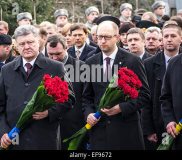 Kiew, Ukraine. 29. Januar 2015. Präsident Poroshenko, 29. Januar 2015, nahmen an der Zeremonie auf Helden, junge Kerle, die an diesem Tag im Jahre 1918 in der Nähe der Station auf Tschernihiw Region trat in einem ungleichen Kampf mit den Bolschewiki und starb einen heldenhaften Tod für die Ukrainische Volksrepublik. Der Präsident legte Blumen am Denkmal überqueren die Helden auf Askold Grab in Kiew, wo der Teil der Opfer umgebettet. Gemeinsam mit den Teilnehmern der Zeremonie würdigte der Präsident der gefallenen Minute des Schweigens. Bildnachweis: Igor Golovnov/Alamy Live-Nachrichten Stockfoto