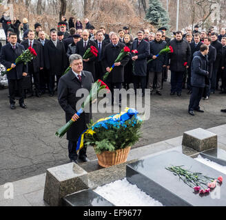 Kiew, Ukraine. 29. Januar 2015. Präsident Poroshenko, 29. Januar 2015, nahmen an der Zeremonie auf Helden, junge Kerle, die an diesem Tag im Jahre 1918 in der Nähe der Station auf Tschernihiw Region trat in einem ungleichen Kampf mit den Bolschewiki und starb einen heldenhaften Tod für die Ukrainische Volksrepublik. Der Präsident legte Blumen am Denkmal überqueren die Helden auf Askold Grab in Kiew, wo der Teil der Opfer umgebettet. Gemeinsam mit den Teilnehmern der Zeremonie würdigte der Präsident der gefallenen Minute des Schweigens. Bildnachweis: Igor Golovnov/Alamy Live-Nachrichten Stockfoto