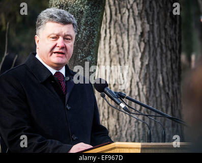 Kiew, Ukraine. 29. Januar 2015. Präsident Poroshenko, 29. Januar 2015, nahmen an der Zeremonie auf Helden, junge Kerle, die an diesem Tag im Jahre 1918 in der Nähe der Station auf Tschernihiw Region trat in einem ungleichen Kampf mit den Bolschewiki und starb einen heldenhaften Tod für die Ukrainische Volksrepublik. Der Präsident legte Blumen am Denkmal überqueren die Helden auf Askold Grab in Kiew, wo der Teil der Opfer umgebettet. Gemeinsam mit den Teilnehmern der Zeremonie würdigte der Präsident der gefallenen Minute des Schweigens. Bildnachweis: Igor Golovnov/Alamy Live-Nachrichten Stockfoto