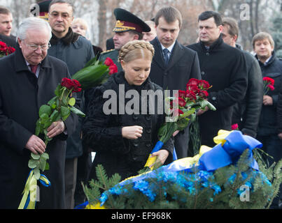 Julia Timoshenko (C) nimmt an einer Zeremonie die "Helden der Schlacht von auf" in Kiew, Ukraine 29. Januar 2015 zu Ehren. Die Schlacht auf fand am 29. Januar 1918. Foto: Jan A. Nicolas/dpa Stockfoto