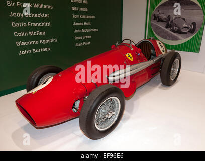 Enzo Ferrari 1952 Ferrari 500 angetrieben von Alberto Ascari gewinnt die Formel 1 Meisterschaft für Ferrari für das 1. Mal. Stockfoto