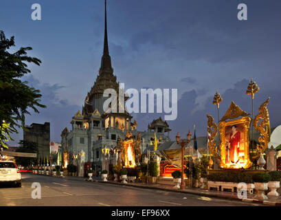 TH00388-00... THAILAND - Bilder von der königlichen Familie auf dem Weg passieren Wat Traimit, Heimat des goldenen Buddhas in Bangkok. Stockfoto