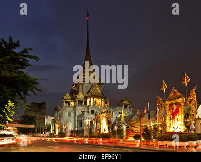 TH00389-00... THAILAND - Bilder von der königlichen Familie entlang der Straße am Wat Traimit, Heimat des goldenen Buddhas in Bangkok. Stockfoto