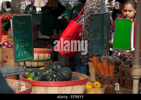 Shopper in einen Bauernmarkt. Stockfoto