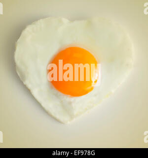Nahaufnahme von einem herzförmigen Spiegelei mit einem Retro-Effekt Stockfoto