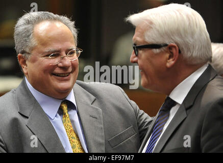 (150129)--Brüssel, 29. Januar 2015 (Xinhua)--griechische Außenminister Nikos Kotzias (L) spricht mit seinem deutschen Amtskollegen Frank-Walter Steinmeier vor eine außergewöhnliche EU Außenminister treffen auf EU-in Brüssel, Belgien, 29. Januar 2015 Hauptquartier. (Xinhua / Ye Pingfan) Stockfoto