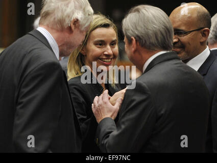 (150129)--Brüssel, 29. Januar 2015 (Xinhua)--EU-Außenpolitik kommt Chef Federica Mogherini (C) an eine außergewöhnliche Treffen im EU-Hauptquartier in Brüssel, Belgien, 29. Januar 2015 Europäische Union der Außenminister. (Xinhua / Ye Pingfan) Stockfoto